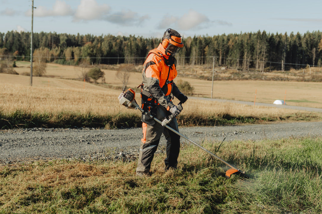 Gresstrimmer eller ryddesag – din kjøpsguide for kantklipping og rydding