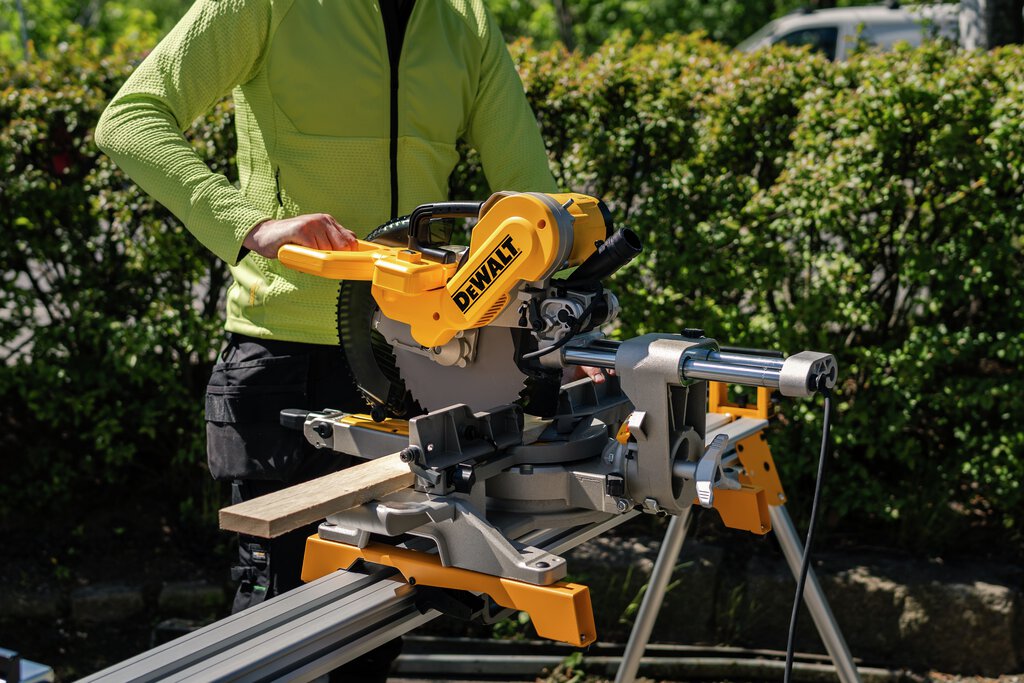 Dewalt Kapp-/Gjærsag 250 Mm 230V